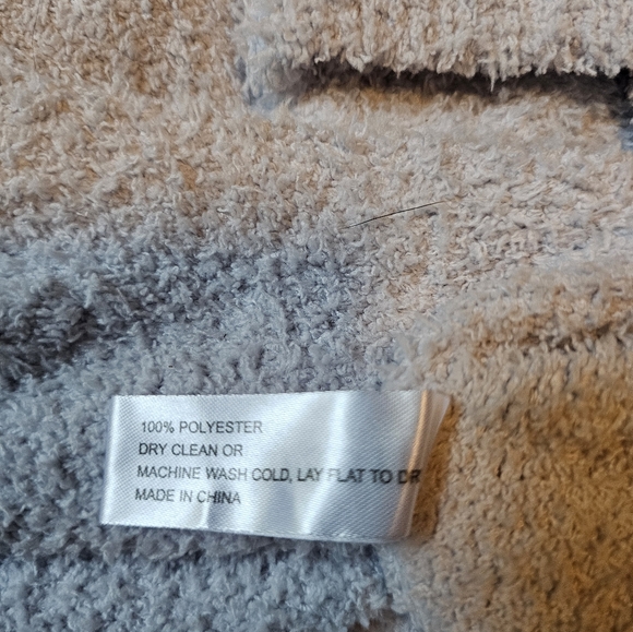 New With Tags Cozy Light Grey Women's Cardigan Sweater - Picture 3 of 3